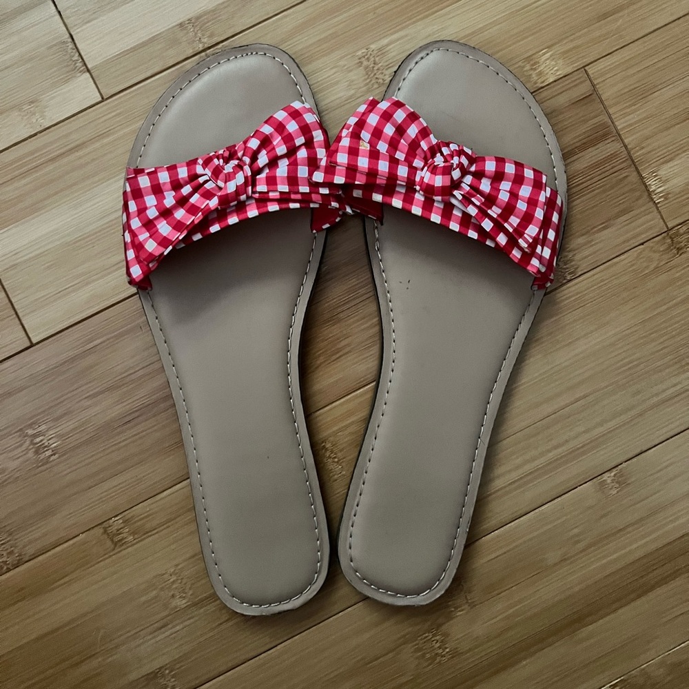 Red gingham bow flip-flops